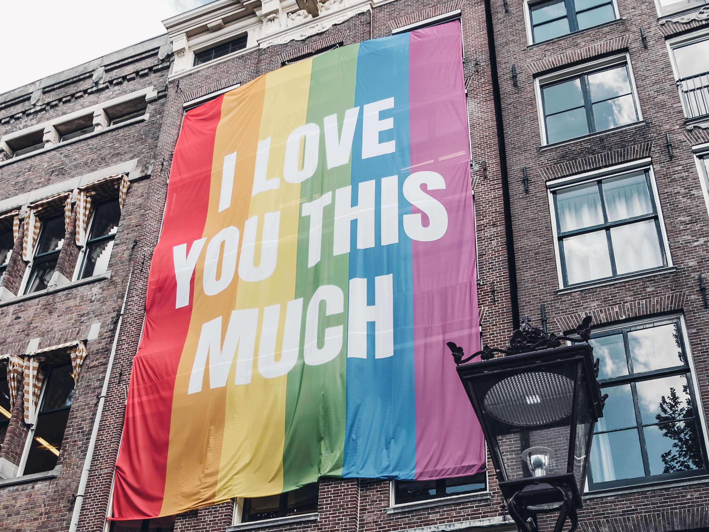 其中这里的lgbt便是女同性恋,男同性恋,双性恋和跨性别英文单词首字母